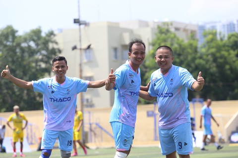 Cầu thủ gần 40 tuổi lập hat-trick đầu tiên tại Giải vô địch bóng đá công nhân toàn quốc 2023 - Ảnh 4. Anh Phùng Văn Cường (giữa) cùng các cầu thủ đội Công Đoàn Quảng Ninh ăn mừng chiến thắng - Ảnh: ĐỨC KHUÊ