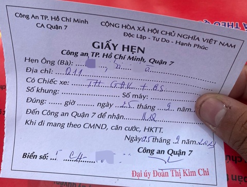 Cửa hàng nơi anh Khoa làm việc làm thủ tục thu hồi giấy đăng ký xe, biển số xe để bán cho khách và được Công an quận 7 hẹn đến 20 ngày - Ảnh: MINH HÒA Cửa hàng nơi anh Khoa làm việc làm thủ tục thu hồi giấy đăng ký xe, biển số xe để bán cho khách và được Công an quận 7 hẹn đến 20 ngày - Ảnh: MINH HÒA