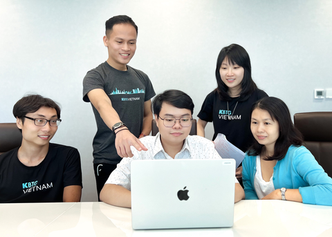 Tại KBTG Việt Nam, Khang còn cộng tác với nhiều nhóm chuyên môn khác nhau như DevOps hay Infrastructure để cùng đạt được mục tiêu chung và kết quả tốt trong công việc. Ảnh: Đ.H Tại KBTG Việt Nam, Khang còn cộng tác với nhiều nhóm chuyên môn khác nhau như DevOps hay Infrastructure để cùng đạt được mục tiêu chung và kết quả tốt trong công việc. Ảnh: Đ.H