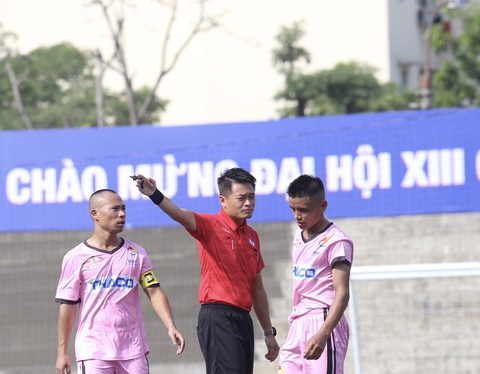 Sắc màu giải bóng đá công nhân toàn quốc 2023 - Ảnh 8. Lực lượng trọng tài chất lượng do Liên đoàn bóng đá Việt Nam điều hành làm việc chuyên nghiệp tại giải