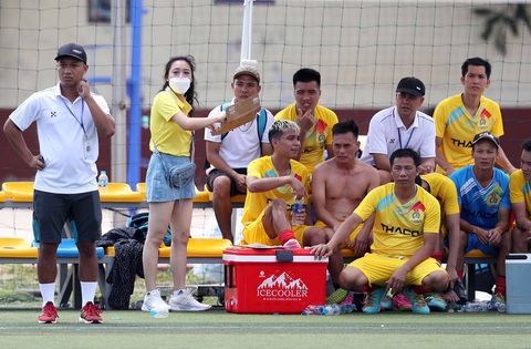 Sắc màu giải bóng đá công nhân toàn quốc 2023 - Ảnh 13. Một thành viên đội bóng vừa xem trận đấu vừa quạt mát cho cầu thủ nhà