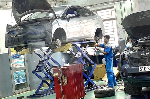 Người dân đưa xe đi bảo dưỡng kiểm tra tại TP.HCM trước khi đi đăng kiểm - Ảnh: TỰ TRUNG Người dân đưa xe đi bảo dưỡng kiểm tra tại TP.HCM trước khi đi đăng kiểm - Ảnh: TỰ TRUNG