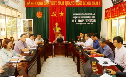 Chủ tịch Mặt trận tổ quốc tỉnh Gia Lai không biết cấp dưới lấy 3,5 tỉ tiền ủng hộ COVID-19 - Ảnh 1. Kỳ họp của Ủy ban Kiểm tra Tỉnh ủy Gia Lai xem xét trách nhiệm lãnh đạo Ủy ban Mặt trận Tổ quốc Việt Nam tỉnh liên quan đến việc kế toán cơ quan này biển thủ 3,5 tỉ đồng tiền quỹ phòng chống COVID-19 - Ảnh: ĐĂNG VŨ
