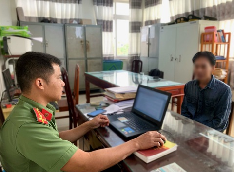 Giải cứu người đàn ông bị lừa sang Myanmar làm 'việc nhẹ lương cao' - Ảnh 1. Anh T. kể lại quá trình bị lừa "việc nhẹ lương cao" với công an - Ảnh: TRỌNG NGUYỄN