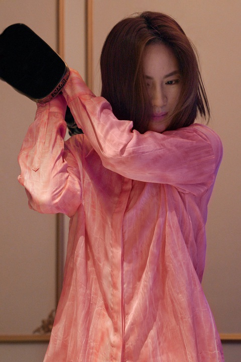 Phim điện ảnh Chiếm đoạt tung teaser tràn ngập cảnh nóng của 'nàng thơ' Miu Lê và Phương Anh Đào - Ảnh 4. Chỉ trong vài giây cuối cùng, “nàng thơ” của điện ảnh Việt vẫn khiến người xem vừa bất ngờ, vừa không khỏi hoảng sợ.