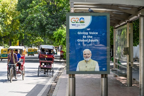 Chân dung Thủ tướng Ấn Độ Narendra Modi cùng thông điệp G20 "Trao tiếng nói cho Nam bán cầu" tại một trạm xe buýt ở thủ đô New Delhi, Ấn Độ hôm 4-9 - Ảnh: AFP Chân dung Thủ tướng Ấn Độ Narendra Modi cùng thông điệp G20 "Trao tiếng nói cho Nam bán cầu" tại một trạm xe buýt ở thủ đô New Delhi, Ấn Độ hôm 4-9 - Ảnh: AFP