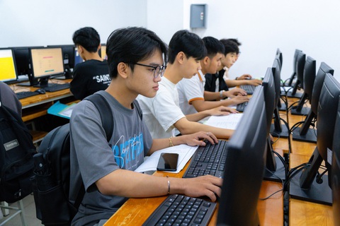Hơn 80% thí sinh xác nhận nhập học đợt 1 năm 2023 - Ảnh 1. Tân sinh viên làm thủ tục nhập học tại Trường đại học Công nghệ TP.HCM - Ảnh: PHƯƠNG NGUYỄN