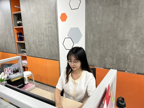 Phạm Hòa Nhi làm việc trong văn phòng công ty chuyên về logistic ở Đà Nẵng - Ảnh: B.D. Phạm Hòa Nhi làm việc trong văn phòng công ty chuyên về logistics ở Đà Nẵng - Ảnh: B.D.