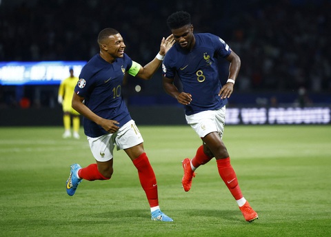 Điểm tin thể thao sáng 8-9: Sancho 'hụt' cơ hội rồi Man Utd, Pháp lại toàn thắng ở Vòng loại Euro - Ảnh 3. Tchouameni (phải) ghi tuyệt phẩm cho tuyển Pháp - Ảnh: REUTERS