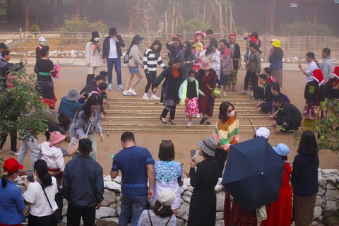 Đến Bản Mây (Fansipan) khám phá tinh hoa văn hóa các dân tộc thiểu số Sa Pa - Ảnh 1. Du khách trải nghiệm sinh hoạt cộng đồng tại Bản Mây