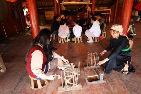 Đến Bản Mây (Fansipan) khám phá tinh hoa văn hóa các dân tộc thiểu số Sa Pa - Ảnh 4. Trải nghiệm thực hiện sắc màu thổ cẩm trên trang phục truyền thống người dân nơi đây