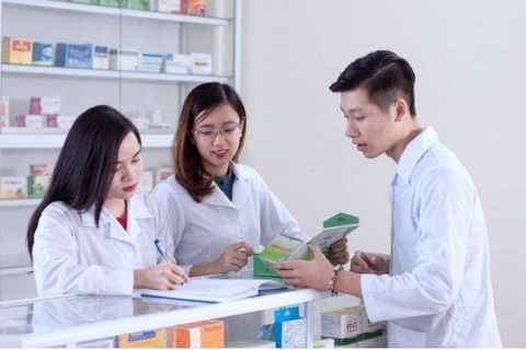 Trình dược viên là ai? Tìm hiểu về công việc của trình dược viên - Ảnh 3. Công việc của nhân viên môi giới thuốc là tư vấn sản phẩm thuốc cho khách hàng - Ảnh: Internet