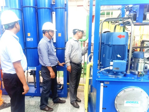 Đoàn công tác EVNGENCO2 làm việc tại Công ty Thủy điện An Khê - Ka Nak - Ảnh 1. Ông Trần Lý - TVHĐQT cùng đoàn công tác EVNGENCO2 khảo sát, kiểm tra thiết bị vận hành tại Nhà máy Thủy điện An Khê - Ka Nak. Ảnh: T.H