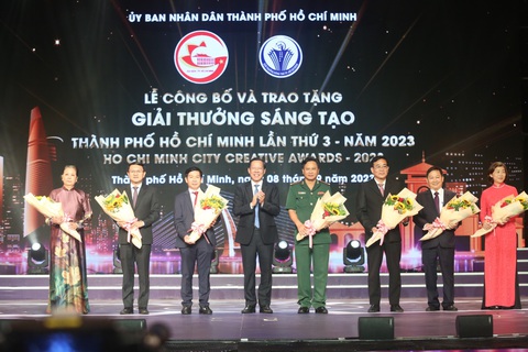 58 công trình đạt giải thưởng Sáng tạo TP.HCM năm 2023 - Ảnh 1. Chủ tịch UBND TP.HCM Phan Văn Mãi trao giải thưởng Sáng tạo TP.HCM lĩnh vực Quản lý nhà nước - Ảnh: PHƯƠNG QUYÊN