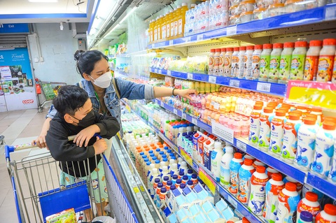 Bất ngờ với danh sách giảm giá của 'Ngôi sao hàng Việt' - Ảnh 2. Các loại sữa và chế phẩm từ sữa giảm giá 30% khi mua sản phẩm thứ 2, thứ 4, thứ 6... cùng loại - Ảnh: QUANG ĐỊNH