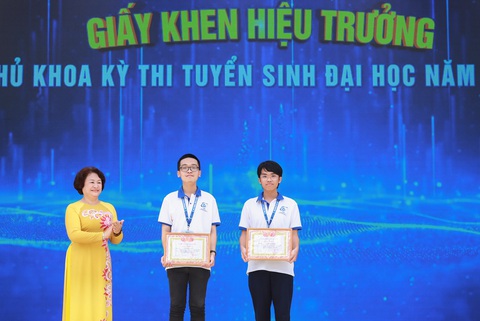 Trường đại học công nghệ thông tin mở ngành kỹ thuật thiết kế vi mạch - Ảnh 3. PGS.TS Nguyễn Hoàng Tú Anh vinh danh và trao giấy khen của hiệu trưởng cho hai thủ khoa kỳ tuyển sinh đại học năm 2023 - Ảnh TRƯƠNG DŨNG
