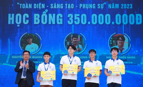 Trường đại học công nghệ thông tin mở ngành kỹ thuật thiết kế vi mạch - Ảnh 4. TS Nguyễn Tấn Trần Minh Khang - phó hiệu trưởng nhà trường - trao học bổng cho các tân sinh viên - Ảnh: TRƯƠNG DŨNG