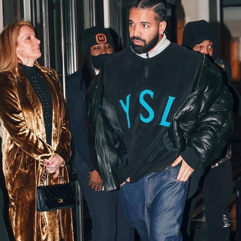 Choáng: Drake ‘flexing’ hàng trăm nội y fan nữ ném lên sân khấu - Ảnh 2. Bản thân Drake thích thú với "quà tặng" đặc biệt từ fan