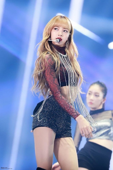 Lisa cosplay làm ‘crazy girl’ diễn solo tại quán rượu ‘người lớn’ - Ảnh 2. Lisa BlackPink đang là tên tuổi nữ idol có sức ảnh hưởng trên toàn thế giới