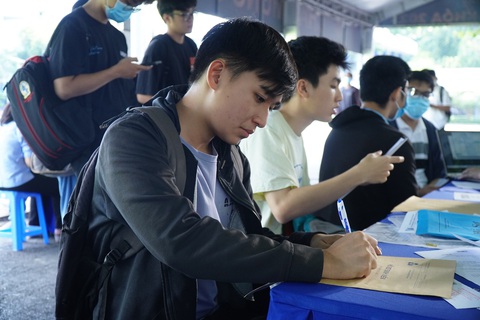 Thí sinh 53 tỉnh thành trúng tuyển vào Trường đại học Bách khoa TP.HCM - Ảnh 1. Tân sinh viên làm thủ tục nhập học tại Trường đại học Bách khoa (Đại học Quốc gia TP.HCM) - Ảnh: NHƯ QUỲNH