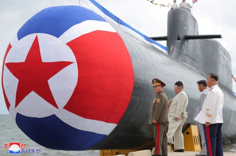 Cận cảnh tàu ngầm tấn công hạt nhân chiến thuật mới của Triều Tiên - Ảnh: REUTERS Cận cảnh tàu ngầm tấn công hạt nhân chiến thuật mới của Triều Tiên - Ảnh: KCNA