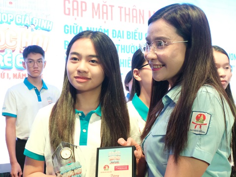 Nhóm đại biểu Quốc hội trẻ gặp mặt 263 bạn nhỏ 'đại biểu Quốc hội' giả định - Ảnh 1. Chị Nguyễn Phạm Duy Trang - bí thư Trung ương Đoàn, chủ tịch Hội đồng Đội Trung ương - tặng quà cho các bạn nhỏ - Ảnh: HÀ THANH