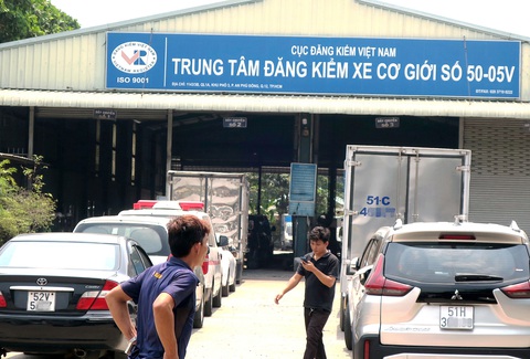 Theo Bộ Công an, việc bổ sung các quy định vào hành vi bị nghiêm cấm của dự luật nhằm ngăn chặn các hành vi vi phạm, giúp đảm bảo an toàn kỹ thuật cho xe. Trong ảnh: xe chờ đăng kiểm tại TP.HCM - Ảnh: T.T.D. Theo Bộ Công an, việc bổ sung các quy định vào hành vi bị nghiêm cấm của dự luật nhằm ngăn chặn các hành vi vi phạm, giúp đảm bảo an toàn kỹ thuật cho xe. Trong ảnh: xe chờ đăng kiểm tại TP.HCM - Ảnh: T.T.D.