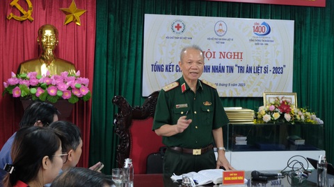 Mỗi tin nhắn, một tấm lòng tri ân liệt sĩ - Ảnh 1. Trung tướng Hoàng Khánh Hưng, chủ tịch Hội Hỗ trợ gia đình liệt sĩ Việt Nam, chia sẻ tại hội nghị - Ảnh: HÀ THANH