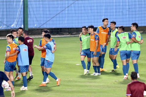Văn Toàn: 'Lên tuyển Việt Nam có động lực thi đấu hơn' - Ảnh 2. Các tuyển thủ Việt Nam cười vui khi chơi trò vận động - Ảnh: HOÀNG TÙNG