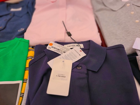 “Săn” hàng hiệu giá hời - Ảnh 6. Thương hiệu Lacoste xa xỉ cũng giảm giá các sản phẩm lên tới 50%, giá chỉ từ 1,7 triệu/sản phẩm - Ảnh: NHẬT XUÂN