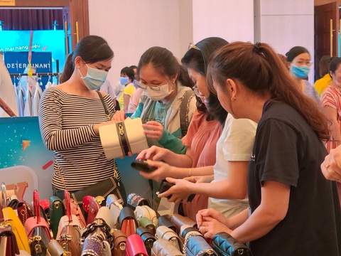 “Săn” hàng hiệu giá hời - Ảnh 3. Nhiều thương hiệu túi giảm giá sâu lên tới 50%, thậm chí 70% hút khách hàng nữ - Ảnh: NHẬT XUÂN