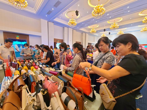“Săn” hàng hiệu giá hời - Ảnh 2. Khách hàng hào hứng lựa các mẫu túi xách giảm giá - Ảnh: NHẬT XUÂN