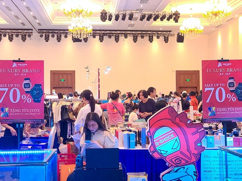 “Săn” hàng hiệu giá hời - Ảnh 1. Khách tham quan, mua sắm hàng hiệu giảm giá đông đúc đầu giờ tối 8-9 - Ảnh: NHẬT XUÂN
