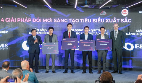 Năng lực sáng tạo của người Việt vô cùng lớn - Ảnh 2. Trao giải cho các giải pháp đổi mới sáng tạo tiêu biểu xuất sắc - Ảnh: B.NGỌC