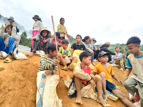 Rưng rưng cảnh người Ca Dong cõng từng viên gạch lên núi xây trường học - Ảnh 1. Tranh thủ nghỉ ngơi lấy sức - Ảnh: T.N.