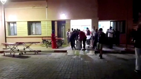 Người dân Morocco lâm cảnh "màn trời chiếu đất" vì sợ dư chấn sau động đất - Ảnh 5. Người dân tập trung tại Bệnh viện Sidi Hsain ở thành phố Ouarzazate, Morocco sau động đất - Ảnh: REUTERS