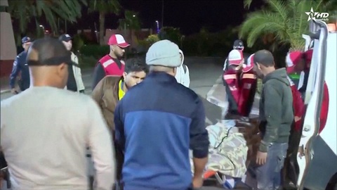 Động đất tại Morocco: ông Putin và Zelensky gửi lời chia buồn, nhiều quốc gia muốn hỗ trợ - Ảnh 4. Người bị thương được đưa đến bệnh viện - Ảnh: REUTERS