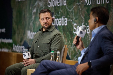 Tổng thống Ukraine thừa nhận ưu thế trên không của Nga - Ảnh 1. Ông Zelensky tham gia Diễn đàn Chiến lược châu Âu Yalta ở Kiev hôm 8-9 - Ảnh: AFP