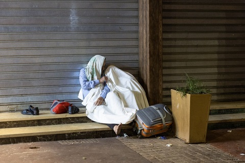 Người dân Morocco lâm cảnh "màn trời chiếu đất" vì sợ dư chấn sau động đất - Ảnh 4. Hình ảnh người dân Morocco phải tạm trú vì động đất - Ảnh: AFP