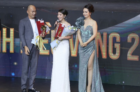 Diễn viên Thái Hòa càn quét giải thưởng Cánh diều vàng 2023 - Ảnh 3. Tiến Luật lên nhận giải thay "ba vợ" Thái Hòa.