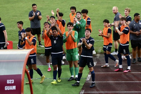 'Chúng tôi sẽ tiếp tục chiến đấu với U23 Việt Nam". - Ảnh 1. Các cầu thủ U23 Guam ăn mừng sau khi bất ngờ cầm hòa Singapore - Ảnh: HOÀNG TÙNG