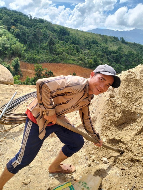 Rưng rưng cảnh người Ca Dong cõng từng viên gạch lên núi xây trường học - Ảnh 8. Cát sỏi được xúc vào từng bao nhỏ rồi cõng lên công trường - Ảnh: T.N.