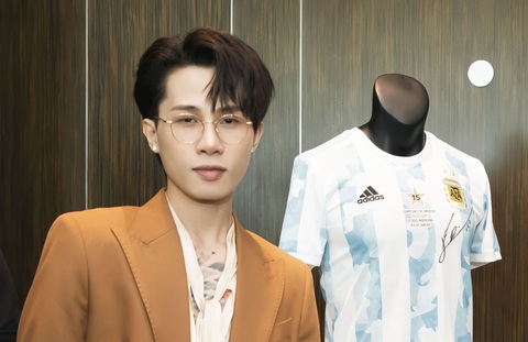 Ca sĩ Jack và chiếc áo đấu có chữ ký của Messi có được từ cuộc gặp trên - Ảnh: NVCC Ca sĩ Jack và chiếc áo đấu có chữ ký của Messi có được từ cuộc gặp trên - Ảnh: NVCC
