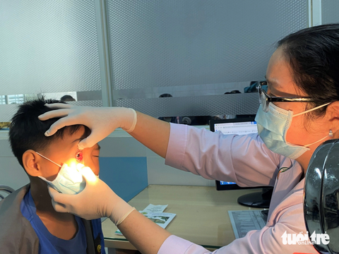 'Thủ phạm' Enterovirus gây đau mắt đỏ ở TP.HCM: Khả năng lây và gây bệnh sao? - Ảnh 1. Số ca đau mắt đỏ đến khám tại các bệnh viện ở TP.HCM tăng nhanh. Thành phố đã tìm ra được tác nhân chính gây bệnh là enterovirus - Ảnh: XUÂN MAI