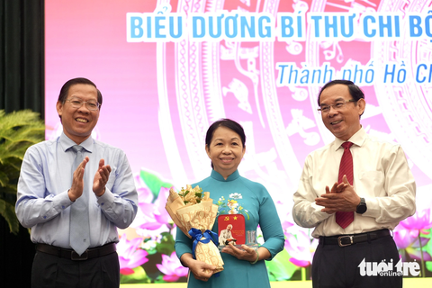 Bí thư Nguyễn Văn Nên: Sắp xếp khu phố ấp, với tinh thần tốt hơn chứ không rối hơn - Ảnh 3. Chủ tịch UBND TP.HCM Phan Văn Mãi (trái) và Bí thư Thành ủy Nguyễn Văn Nên (phải) biểu dương bí thư chi bộ khu phố tiêu biểu - Ảnh: HỮU HẠNH