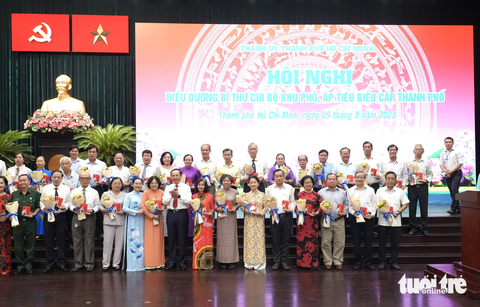 Bí thư Nguyễn Văn Nên: Sắp xếp khu phố ấp, với tinh thần tốt hơn chứ không rối hơn - Ảnh 4. Bí thư Thành ủy TP.HCM Nguyễn Văn Nên tận tay trao các đóa hoa tươi thắm cùng biểu trưng cho 235 cá nhân được biểu dương - Ảnh: HỮU HẠNH