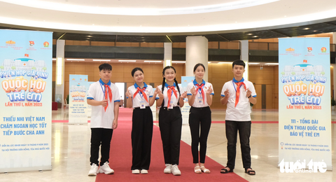 'Đại biểu Quốc hội' trẻ em hào hứng tham quan tòa nhà Quốc hội - Ảnh 1. Đại biểu trẻ em đến từ khắp mọi miền Tổ quốc được tham quan tòa nhà Quốc hội - Ảnh: HÀ THANH