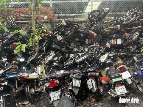 Xử lý thế nào khi nhận giữ xe nhưng không ai đến lấy? - Ảnh 1. Hàng trăm xe “quá hạn” gửi ở bến xe Miền Đông, quận Bình Thạnh, TP.HCM - Ảnh: CHÂU TUẤN