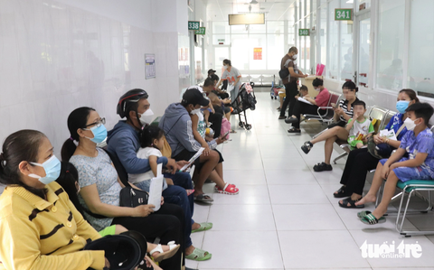 Bác sĩ khuyến cáo phụ huynh nên đưa trẻ bị đau mắt đỏ đến khám tại các bệnh viện có chuyên khoa mắt, tuyệt đối không tự ý mua thuốc nhỏ, thuốc uống về cho trẻ dùng - Ảnh: X.MAI