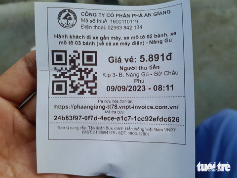 Khách đi phà bị thu dư hàng tỉ đồng mỗi năm - Ảnh 2. Vé xe máy qua phà Năng Gù có giá 5.891 đồng, nhưng thực tế thu chẵn 6.000 đồng - Ảnh: CHÍ HẠNH